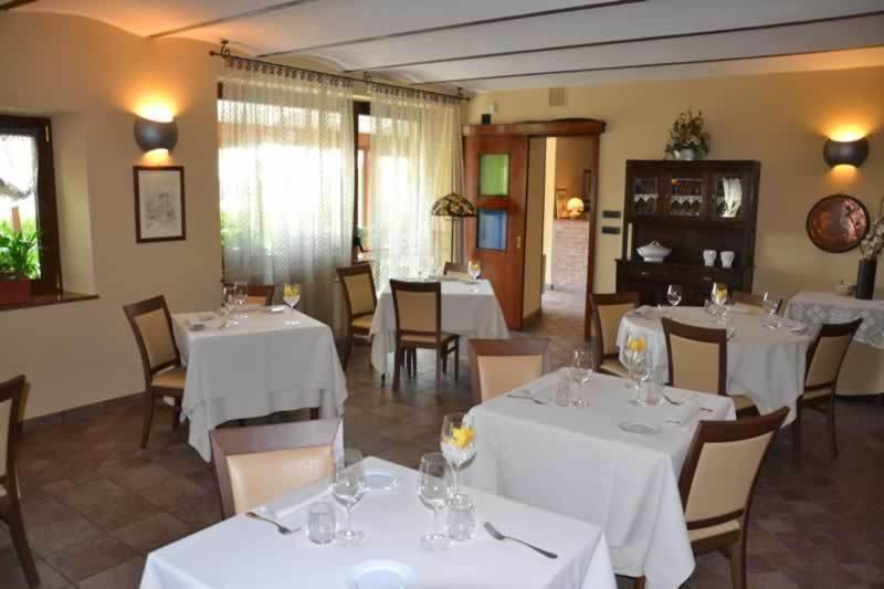 Гостевой дом Trattoria Del Bivio Cerretto Langhe Экстерьер фото