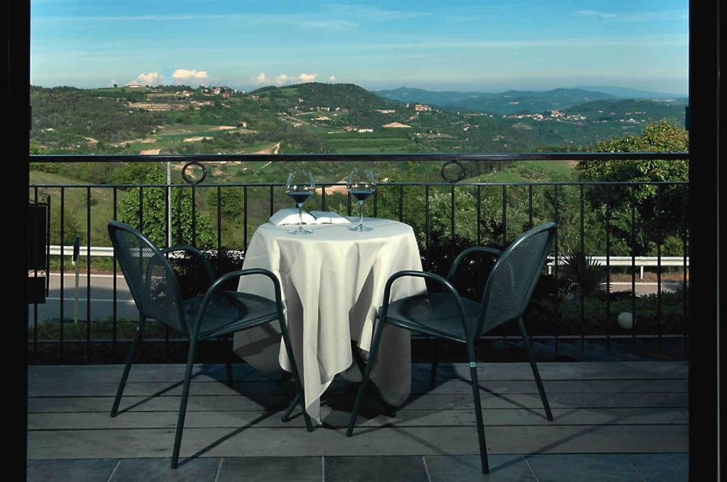 Гостевой дом Trattoria Del Bivio Cerretto Langhe Номер фото