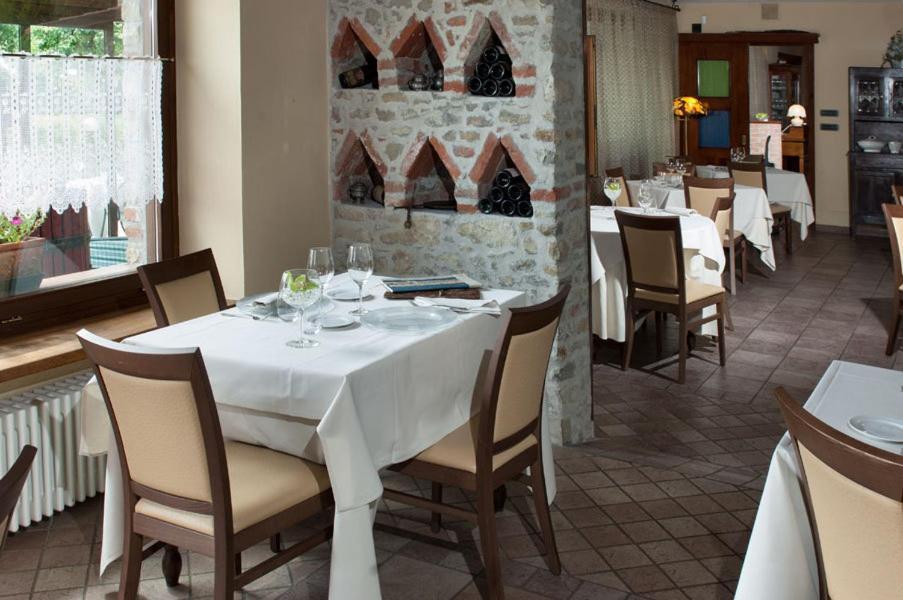 Гостевой дом Trattoria Del Bivio Cerretto Langhe Экстерьер фото