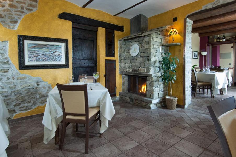 Гостевой дом Trattoria Del Bivio Cerretto Langhe Экстерьер фото