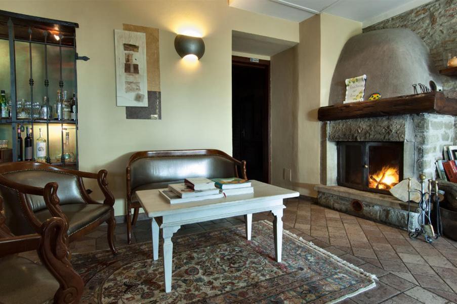 Гостевой дом Trattoria Del Bivio Cerretto Langhe Экстерьер фото