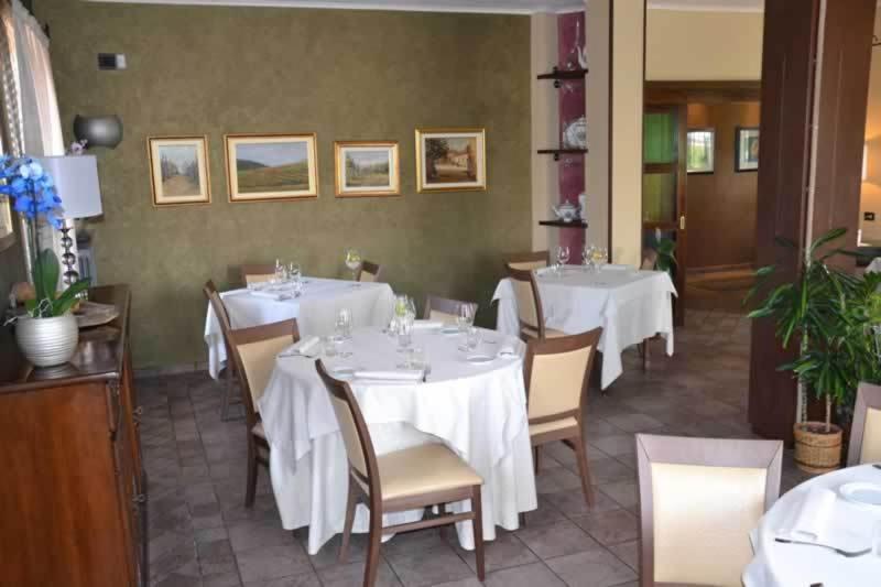 Гостевой дом Trattoria Del Bivio Cerretto Langhe Экстерьер фото